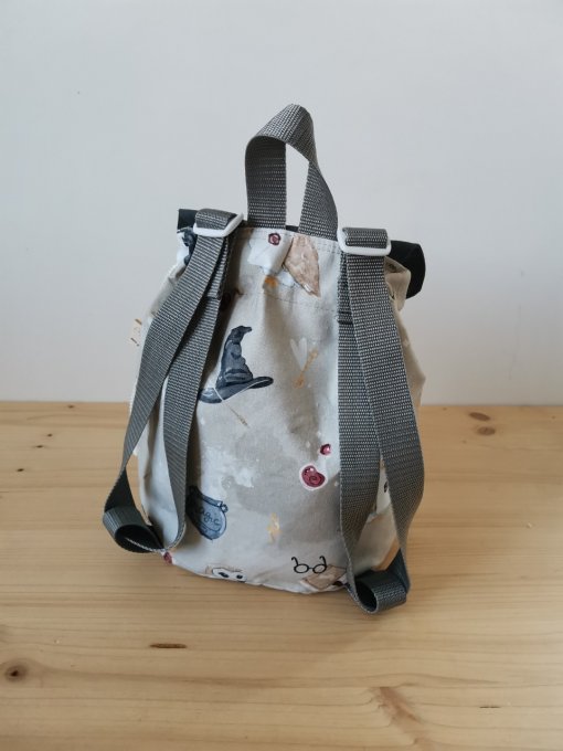 sac à dos  enfant motifs  magic et unis gris plomb 