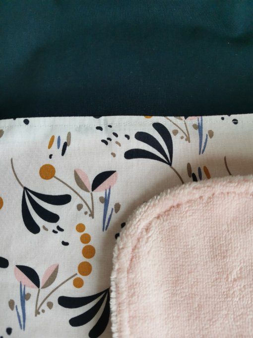 bavoir cantine motifs feuillage unis bleu éponge rose