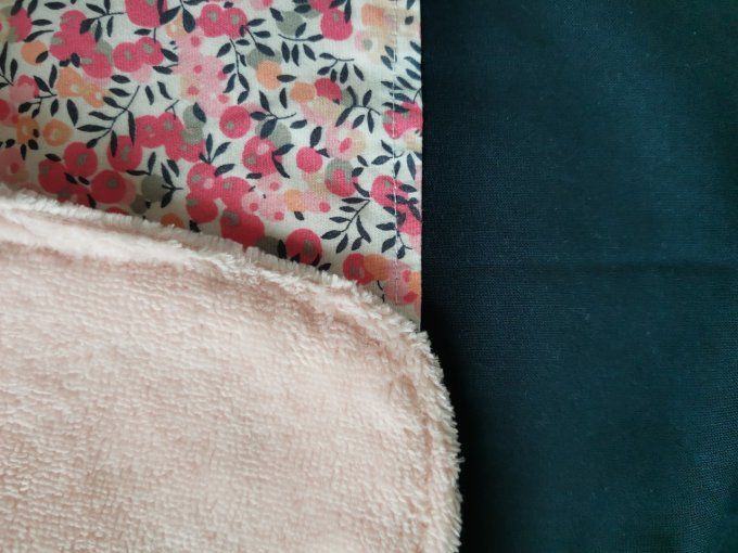 bavoir cantine motifs fleuri 2 unis bleu éponge rose 