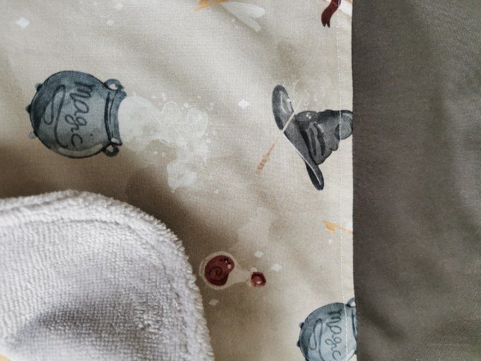 bavoir cantine motifs magic unis taupe éponge blanche 