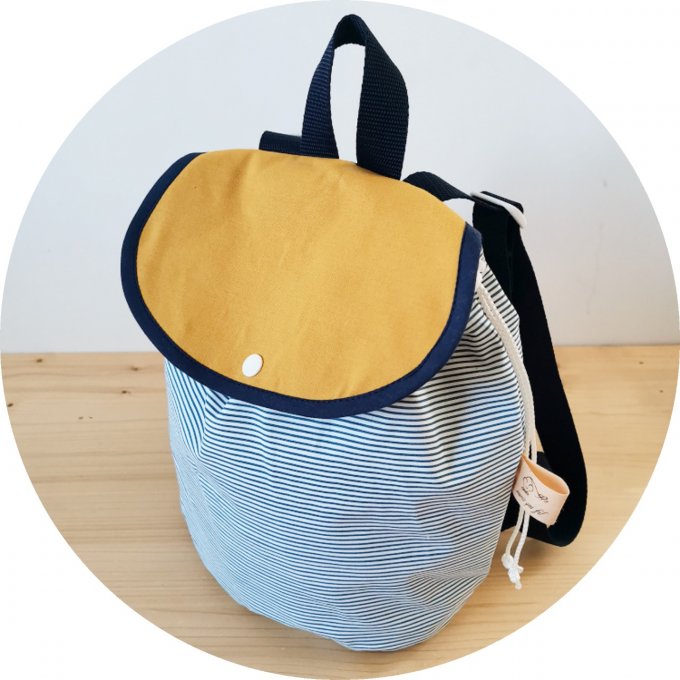 sac à dos enfant motif Rayé bleu rabat moutarde 