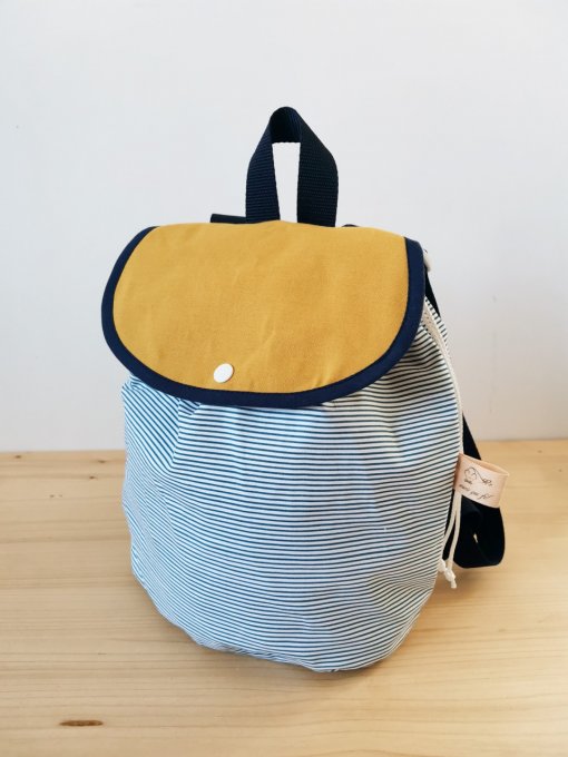 sac à dos enfant motif Rayé bleu rabat moutarde 