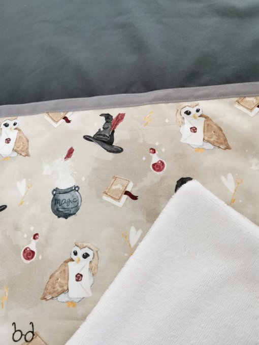 En stock Couverture motifs Magic , unis gris foncé et polaire blanche 